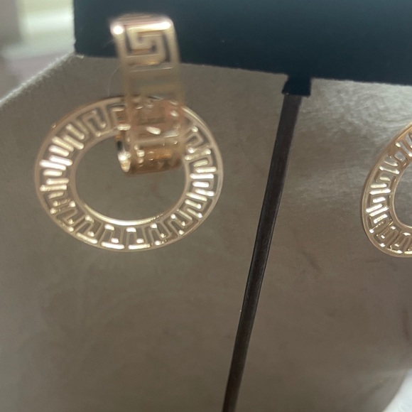 Elegant Gold Geometric Earrings double hoops filigree design lightweight - Picture 3 of 6